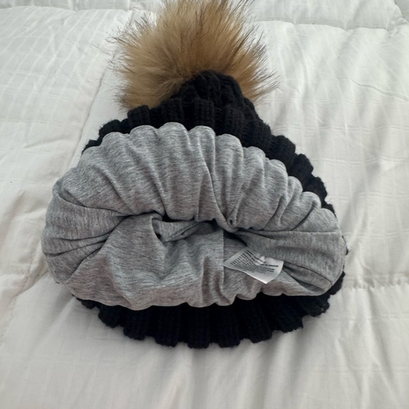NEW Black Knit Beanie with detachable Faux Fur Pom - Picture 2 of 3